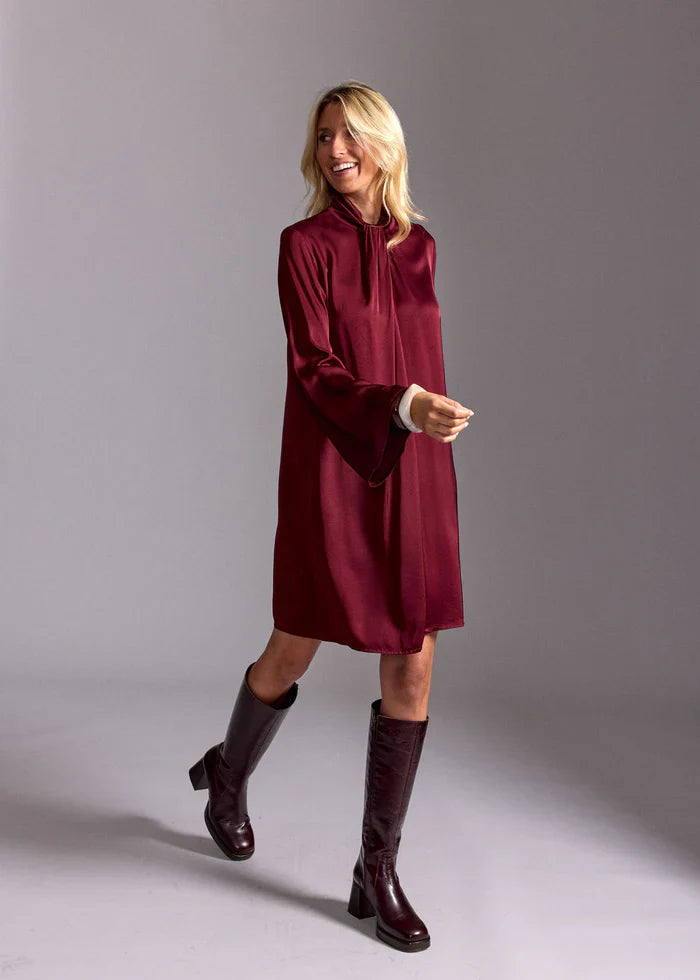 Robe courte ou robe longue : laquelle choisir pour l’automne si votre cœur balance ?