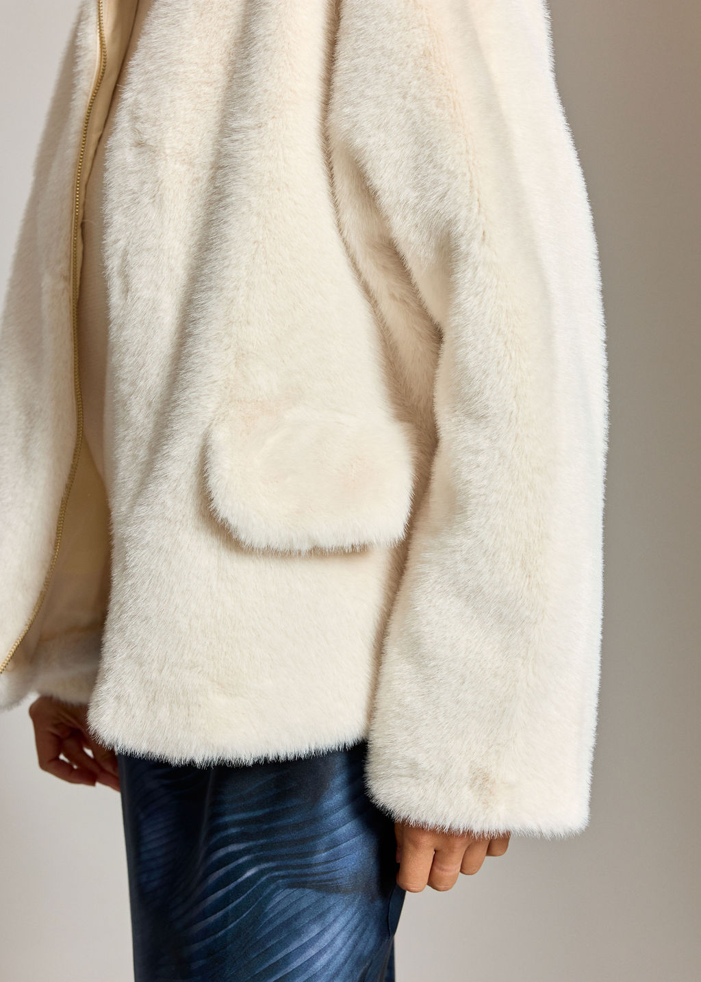 VESTE COURTE EN FAUSSE FOURRURE LIO