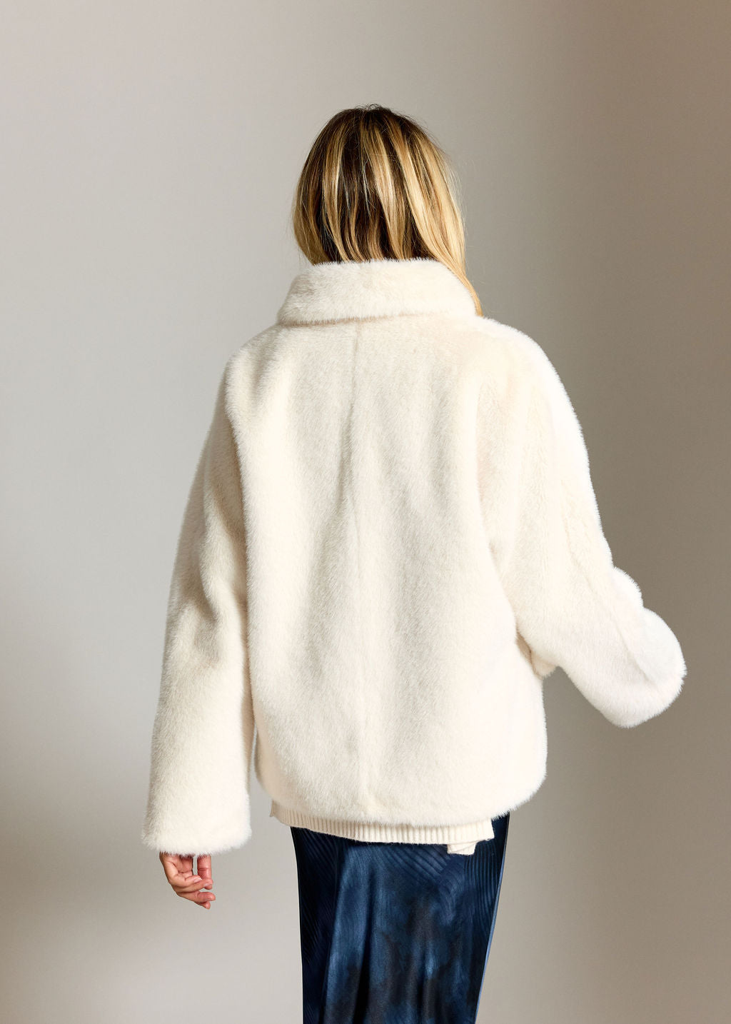 VESTE COURTE EN FAUSSE FOURRURE LIO