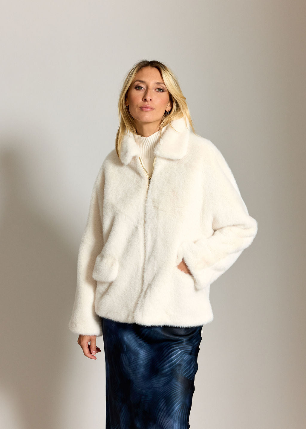 VESTE COURTE EN FAUSSE FOURRURE LIO