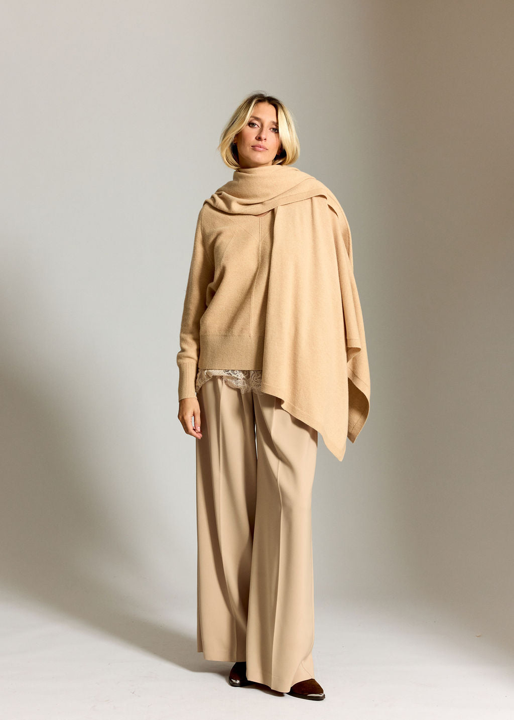 CAPE EN LAINE PEARL BEIGE