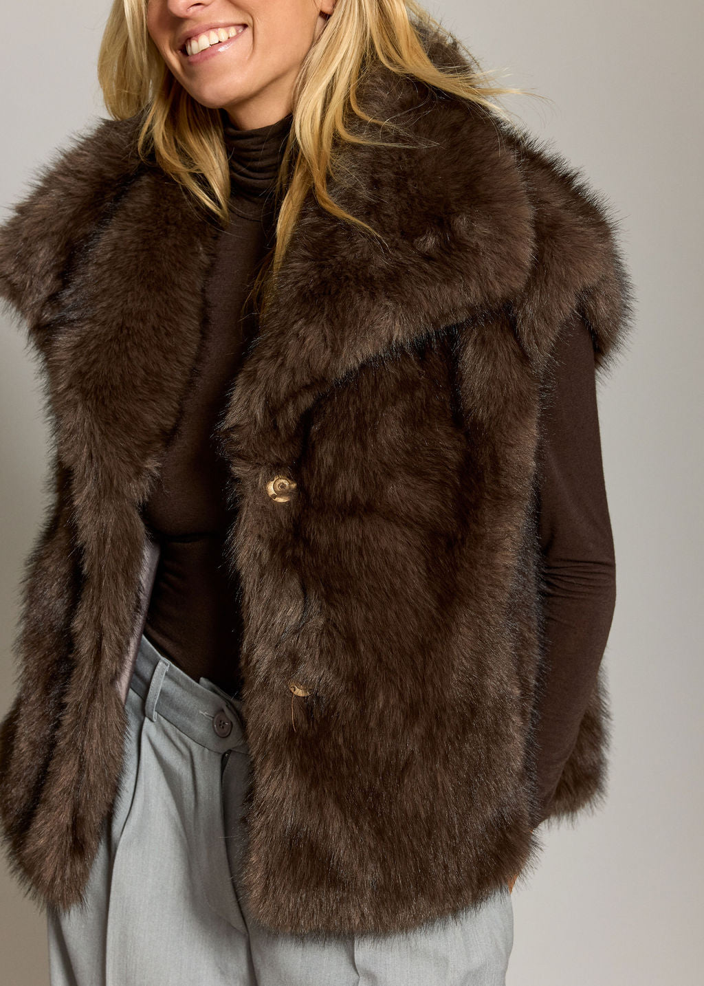 VESTE SANS MANCHES EN FAUSSE FOURRURE LINDA CAFE