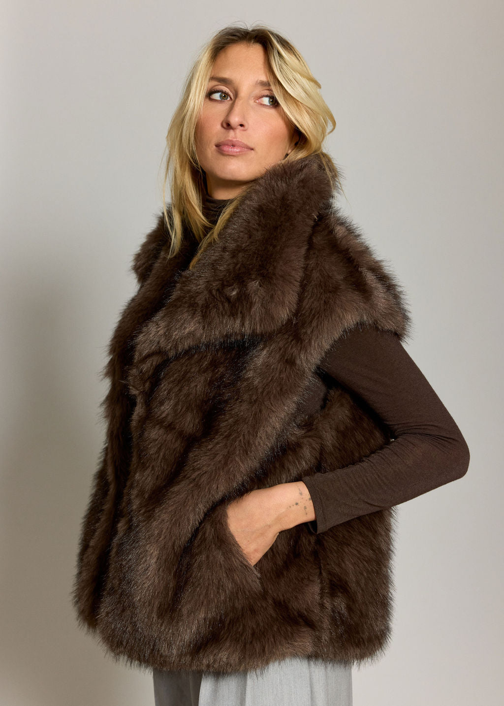 VESTE SANS MANCHES EN FAUSSE FOURRURE LINDA CAFE