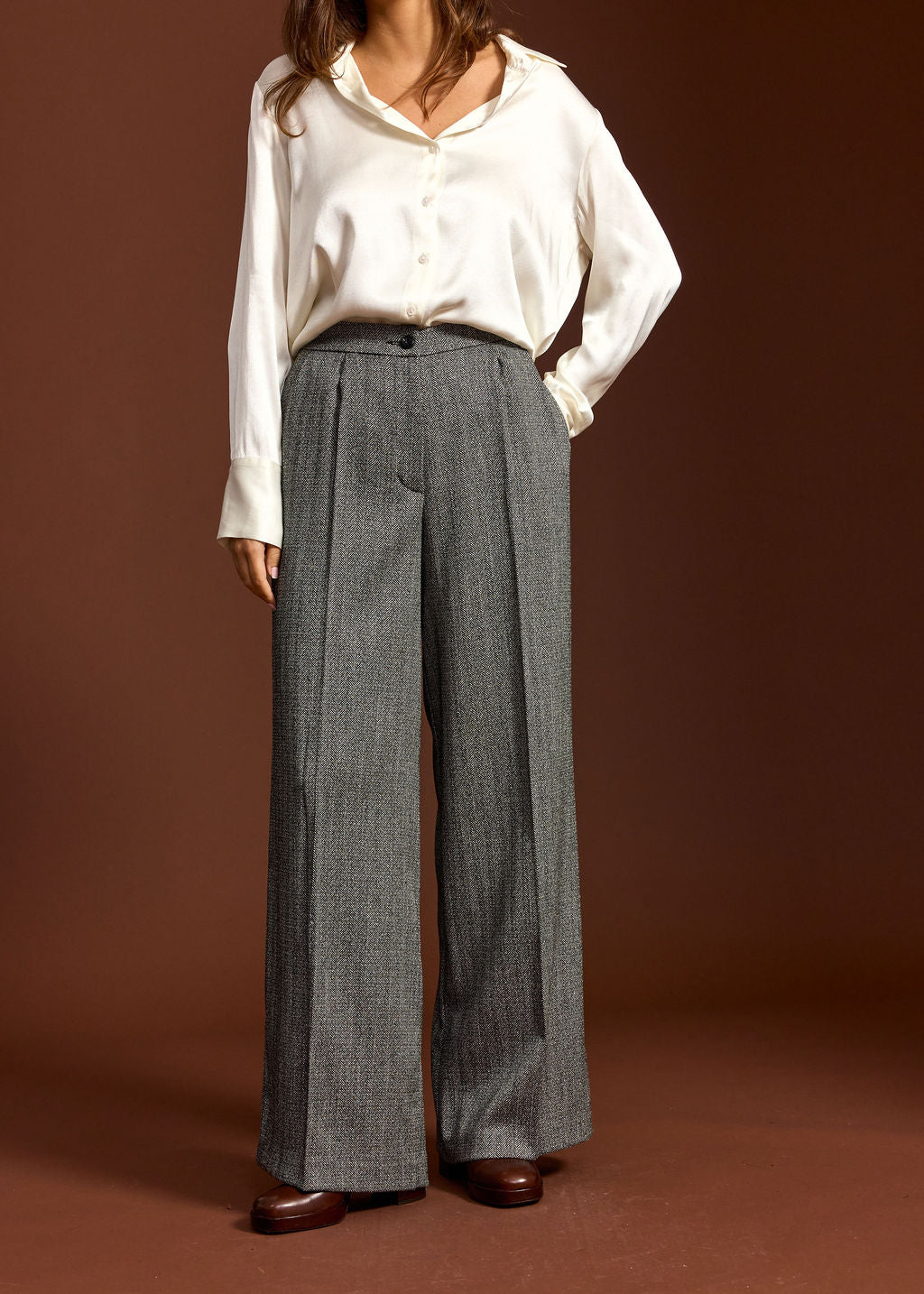 MATTE HERRINGBONE PLEATED PANTS