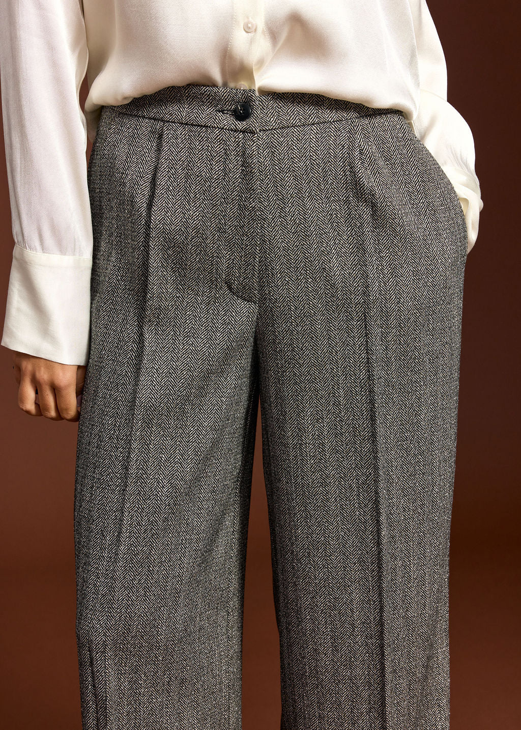 MATTE HERRINGBONE PLEATED PANTS