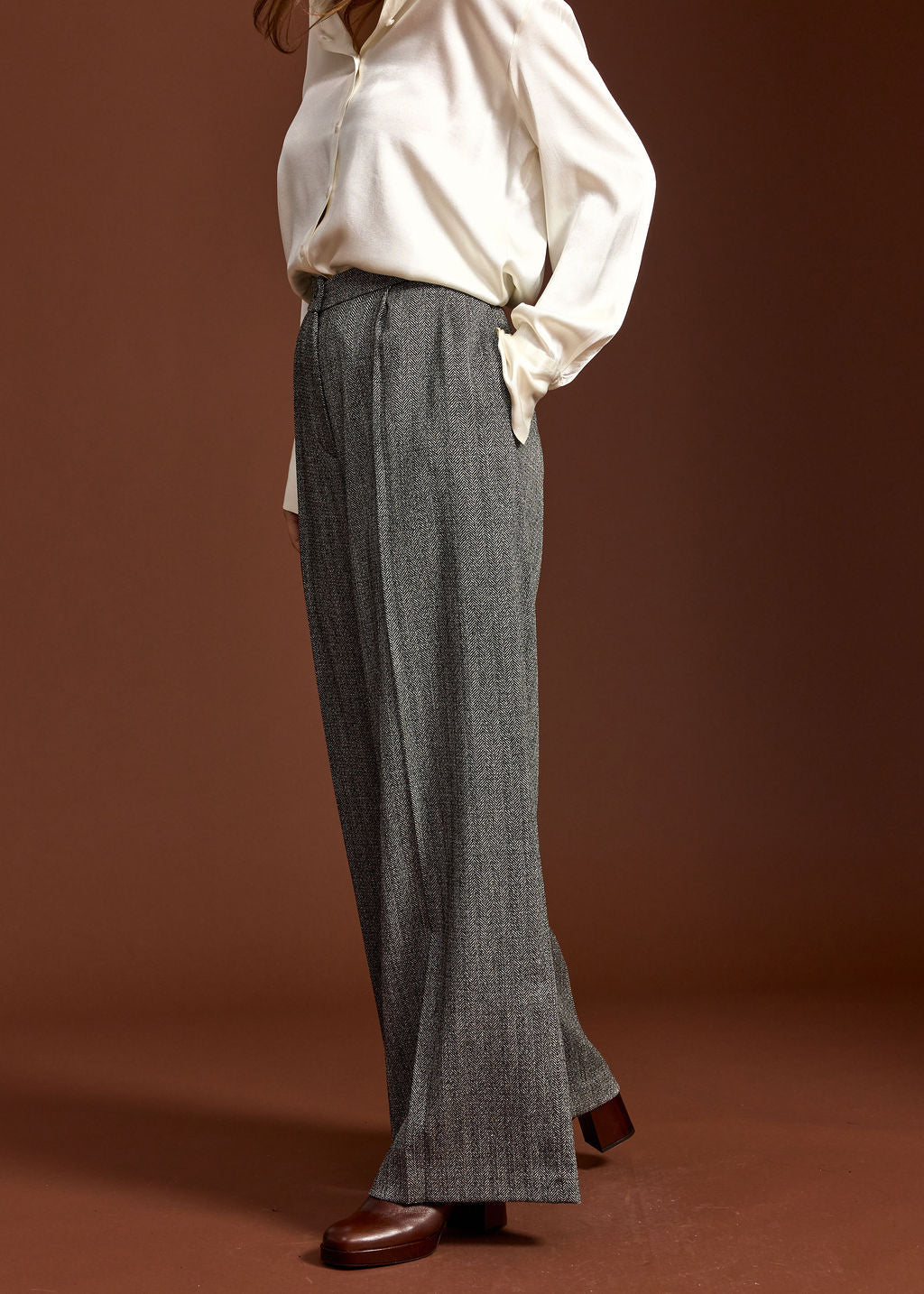 MATTE HERRINGBONE PLEATED PANTS