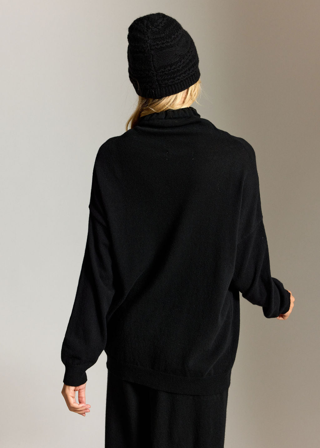 JODY BLACK HIGH NECK SWEATER