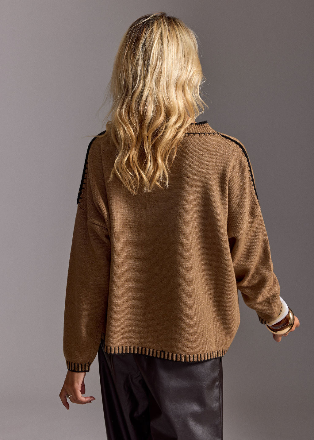 PULL COURT BRODÉ ULMA CARAMEL