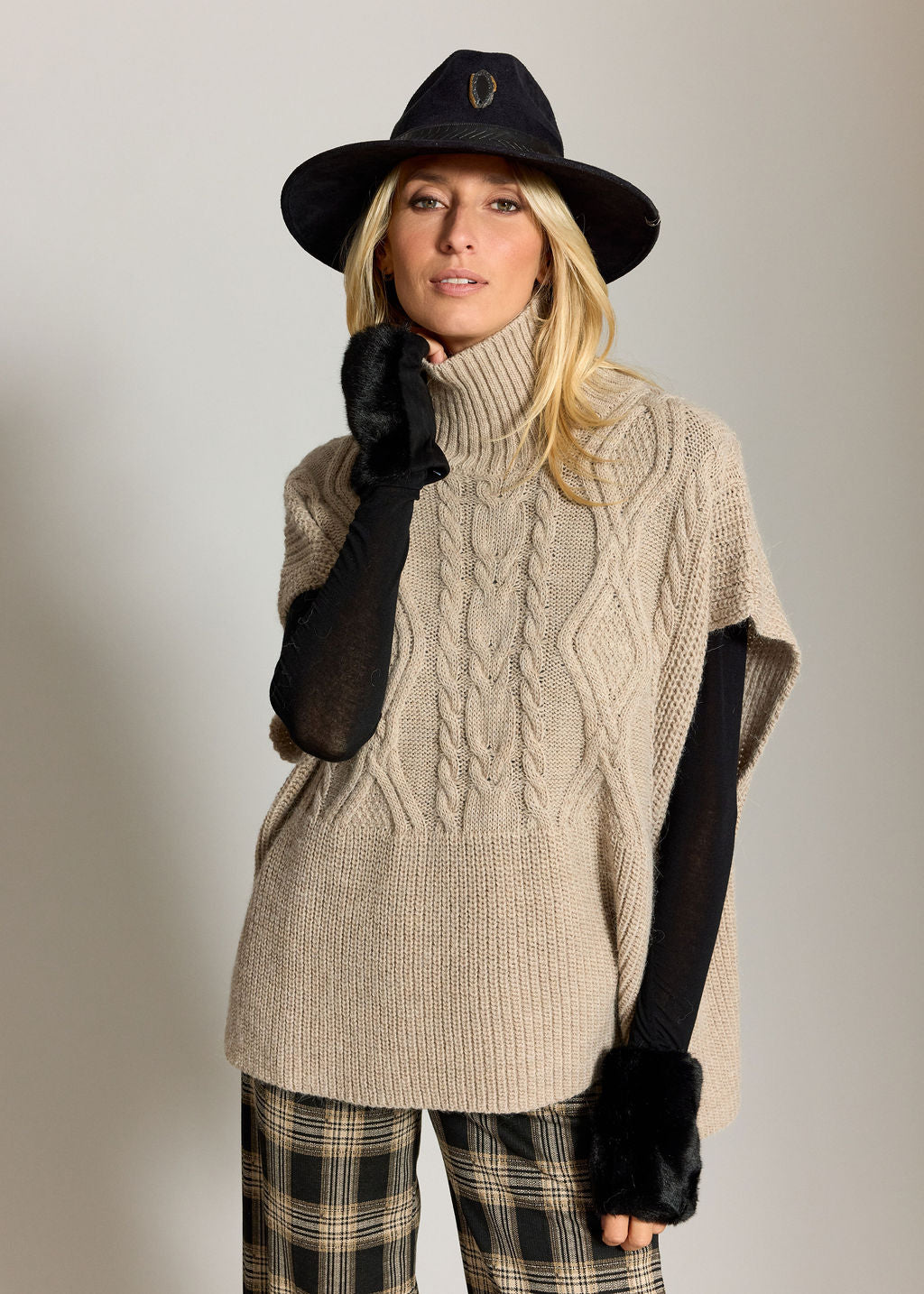 LOOSE PONCHO WITH TURTLENECK SARINA SAND