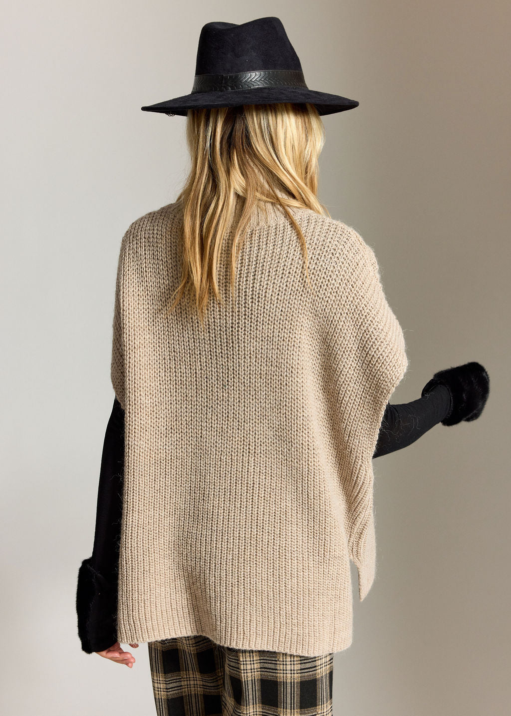 LOOSE PONCHO WITH TURTLENECK SARINA SAND