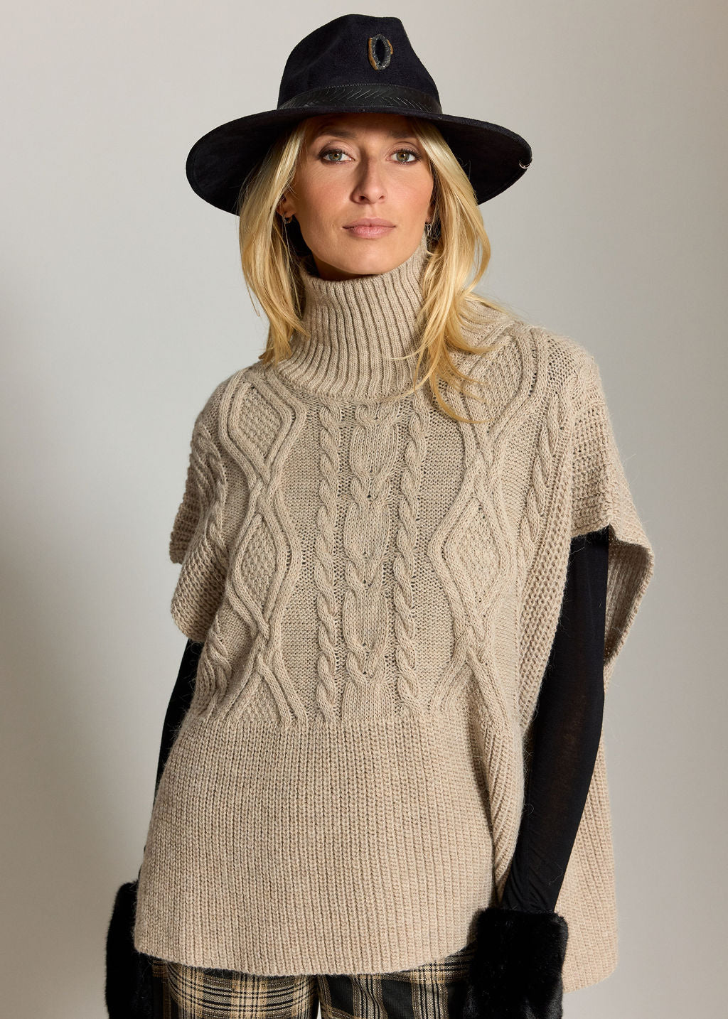 LOOSE PONCHO WITH TURTLENECK SARINA SAND