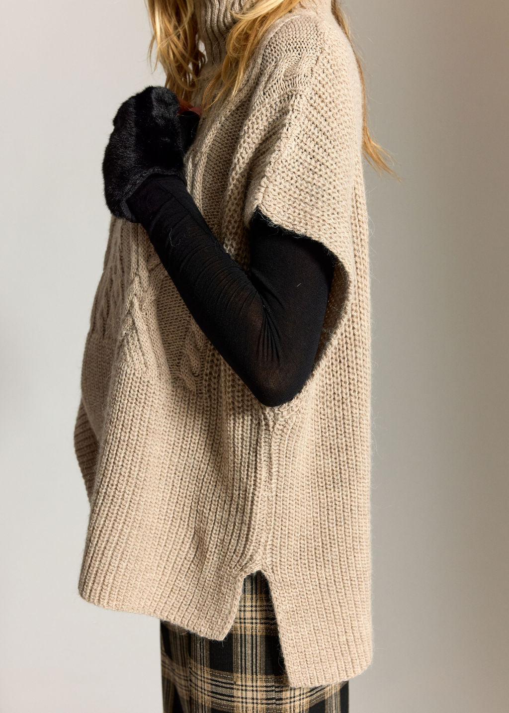 LOOSE PONCHO WITH TURTLENECK SARINA SAND