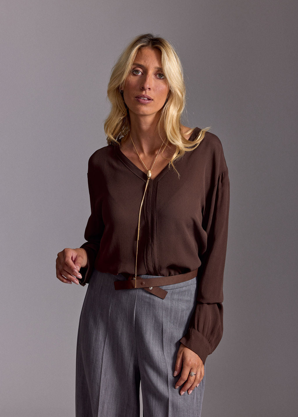 PAOLA CAFE STRAIGHT V-NECK SHIRT