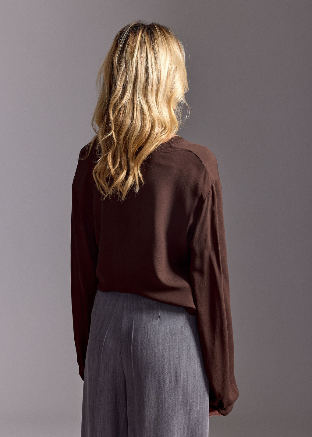 PAOLA CAFE STRAIGHT V-NECK SHIRT