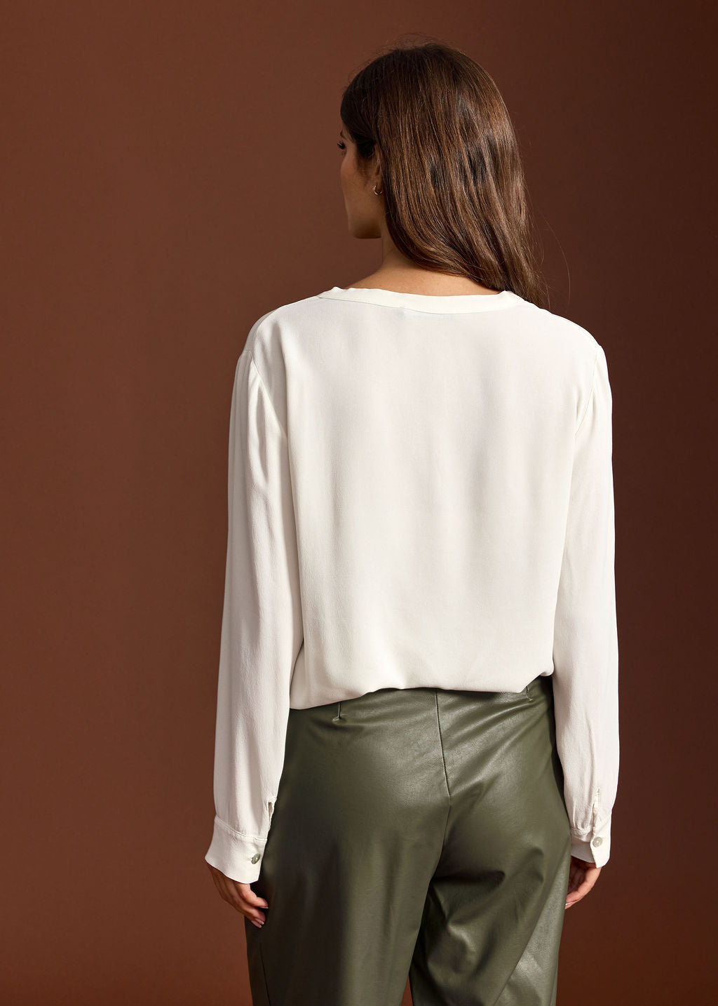 PAOLA ECRU STRAIGHT V-NECK SHIRT