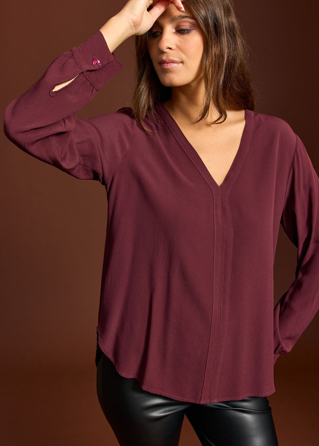 PAOLA VINO STRAIGHT V-NECK SHIRT