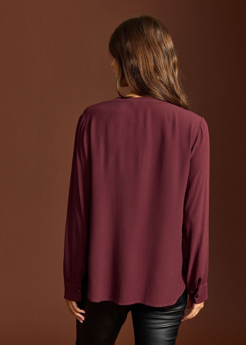PAOLA VINO STRAIGHT V-NECK SHIRT