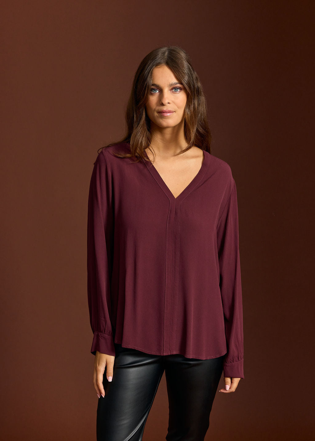 PAOLA VINO STRAIGHT V-NECK SHIRT