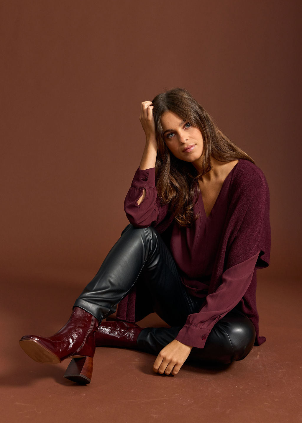 PAOLA VINO STRAIGHT V-NECK SHIRT