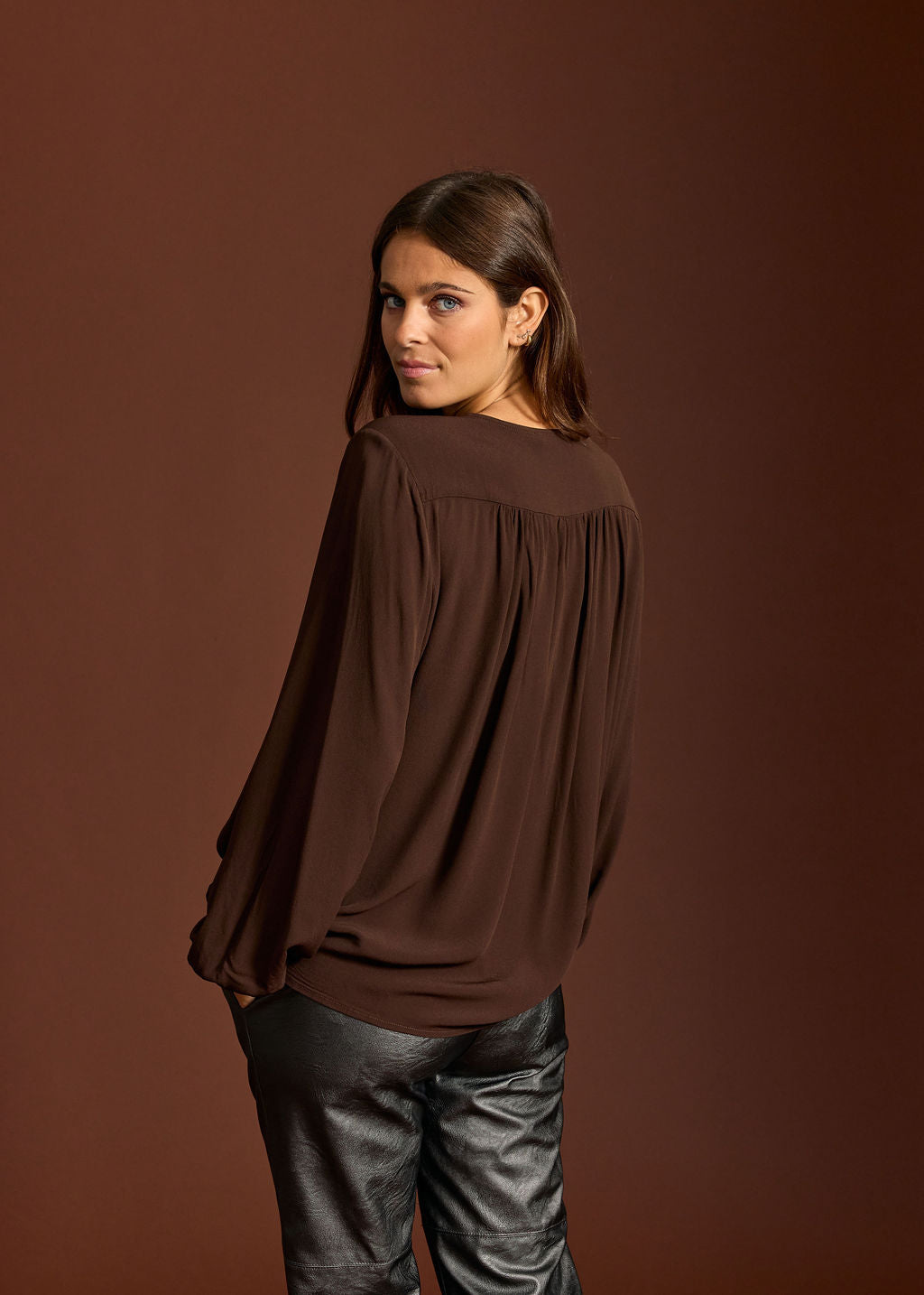 RIGAN CAFE GATHERED FRONT SHIRT