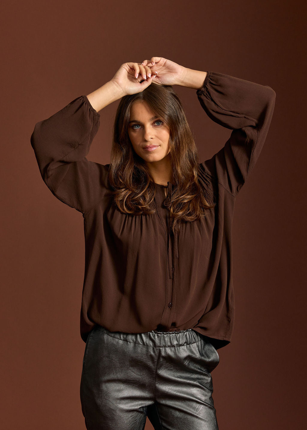 RIGAN CAFE GATHERED FRONT SHIRT