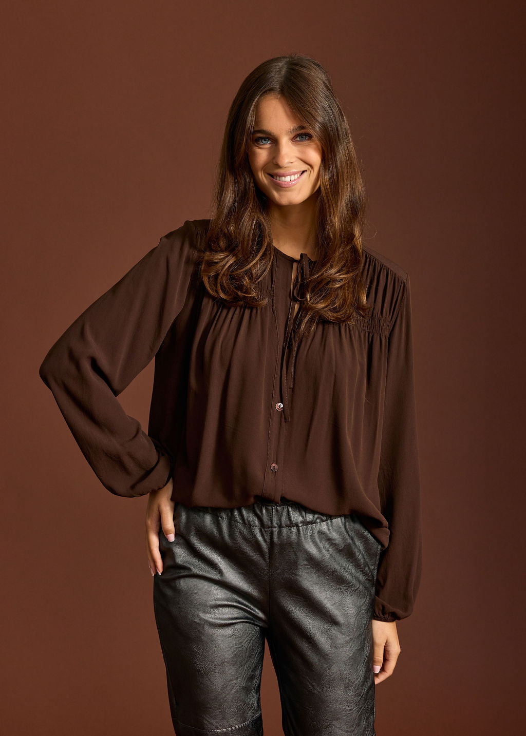 RIGAN CAFE GATHERED FRONT SHIRT