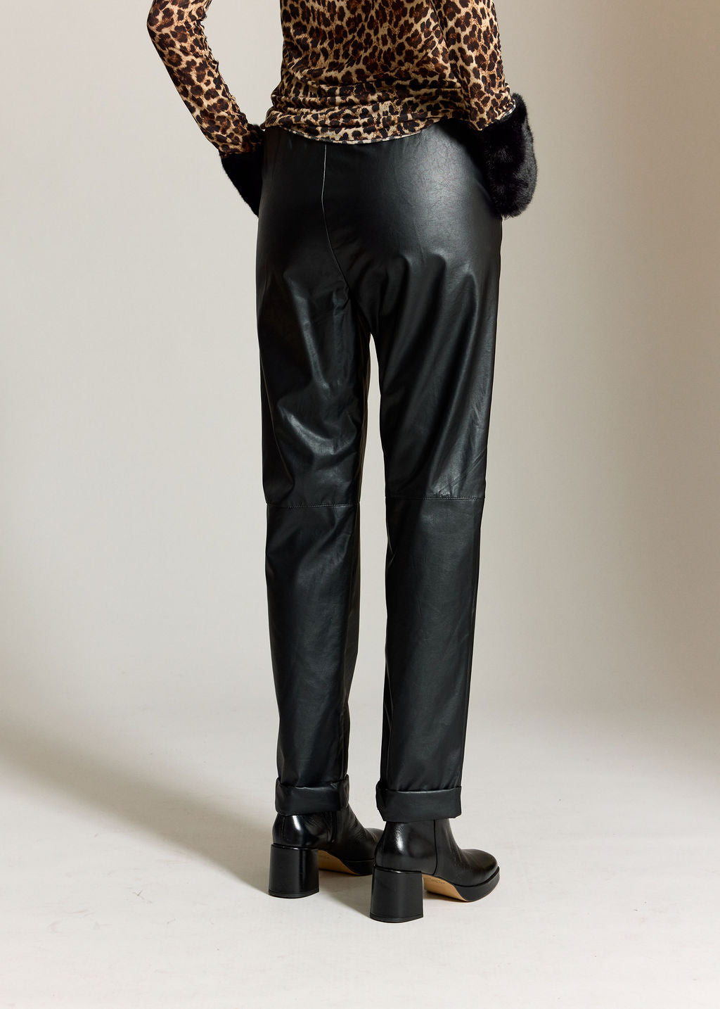 PANTALON FAUX CUIR AVEC REVERS CLAUDIA NOIR