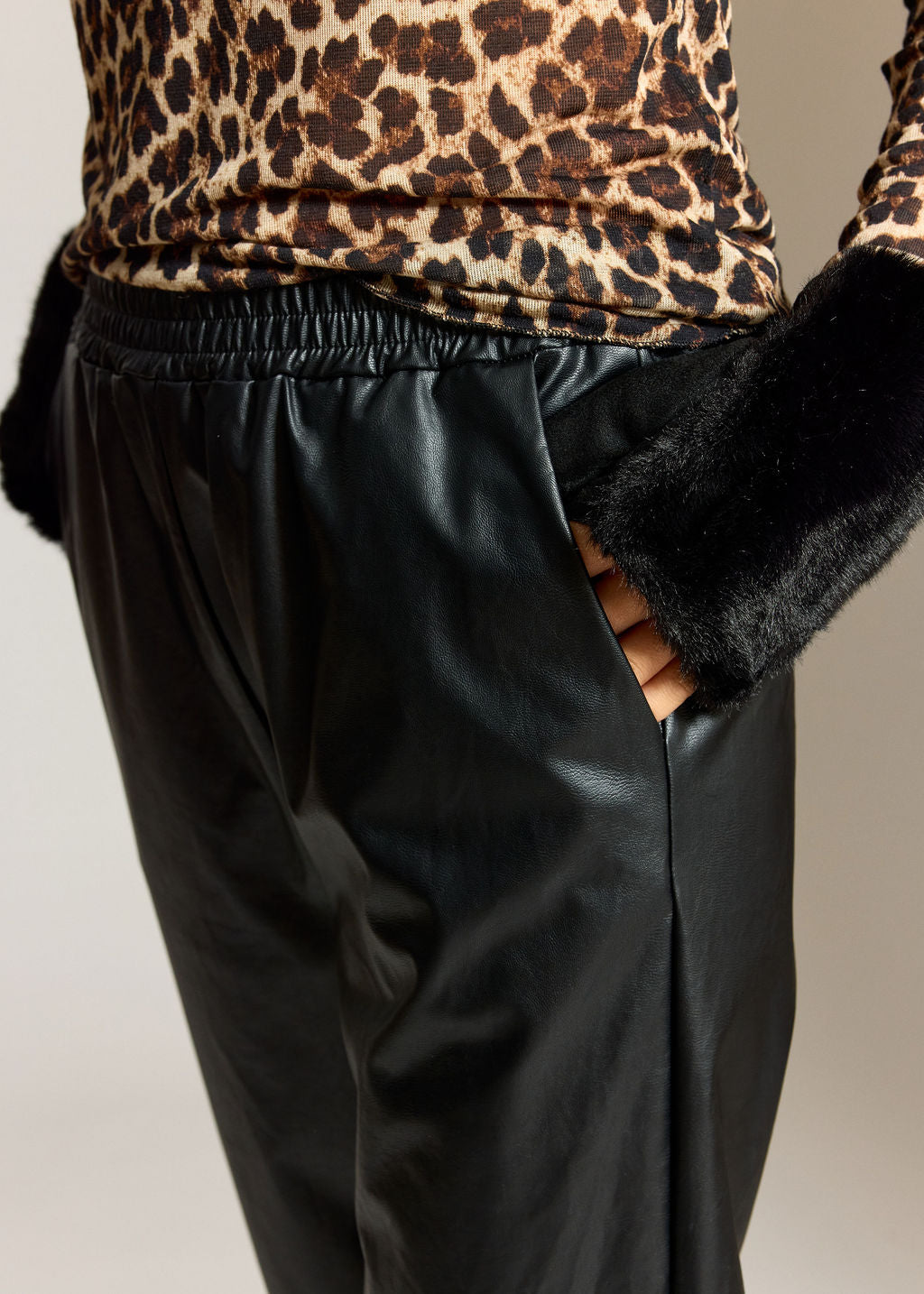 PANTALON FAUX CUIR AVEC REVERS CLAUDIA NOIR
