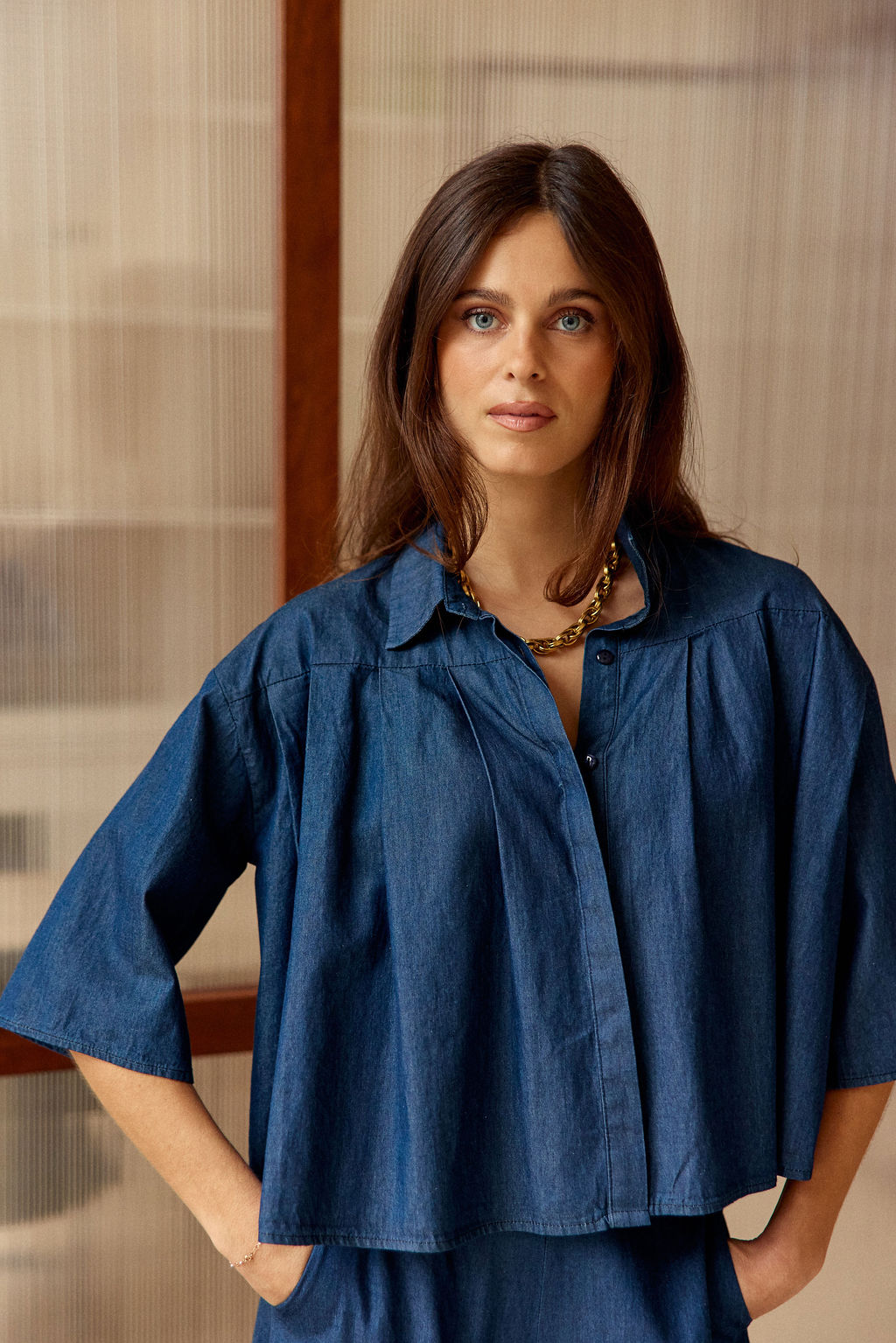 CHEMISE COURTE EN COTON DENIM À PLIS ABRIL BLUE