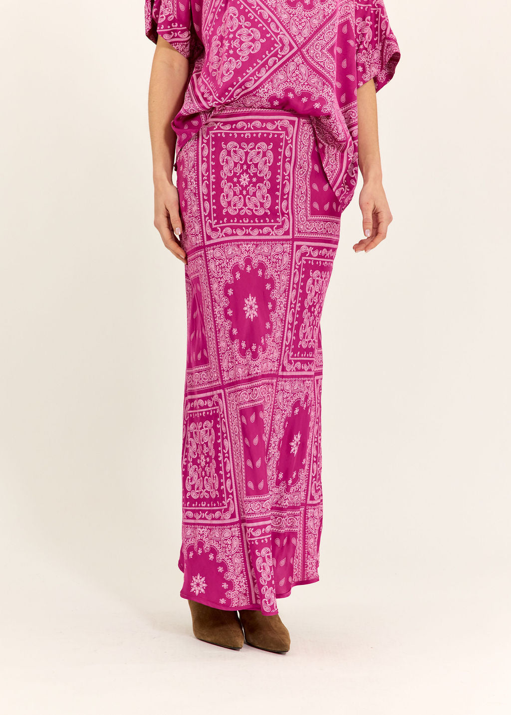 JUPE FITTÉE LÉGEREMENT ÉVASÉE ALMA PINKY