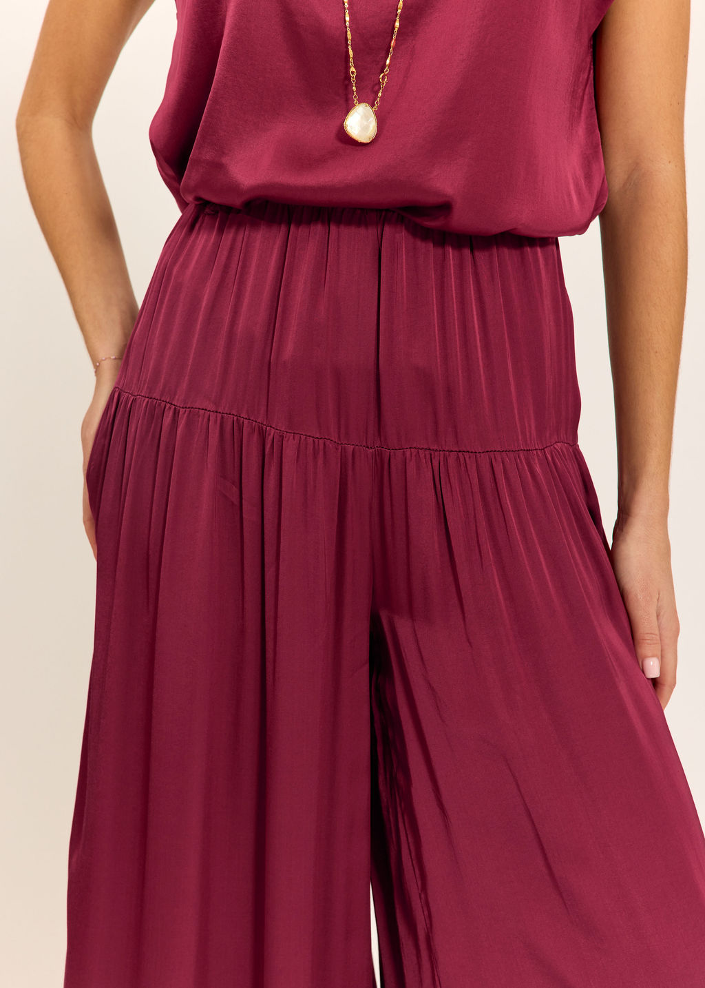 PANTALON FLUIDE AVEC DÉCOUPE AUX HANCHES RYO CERISE