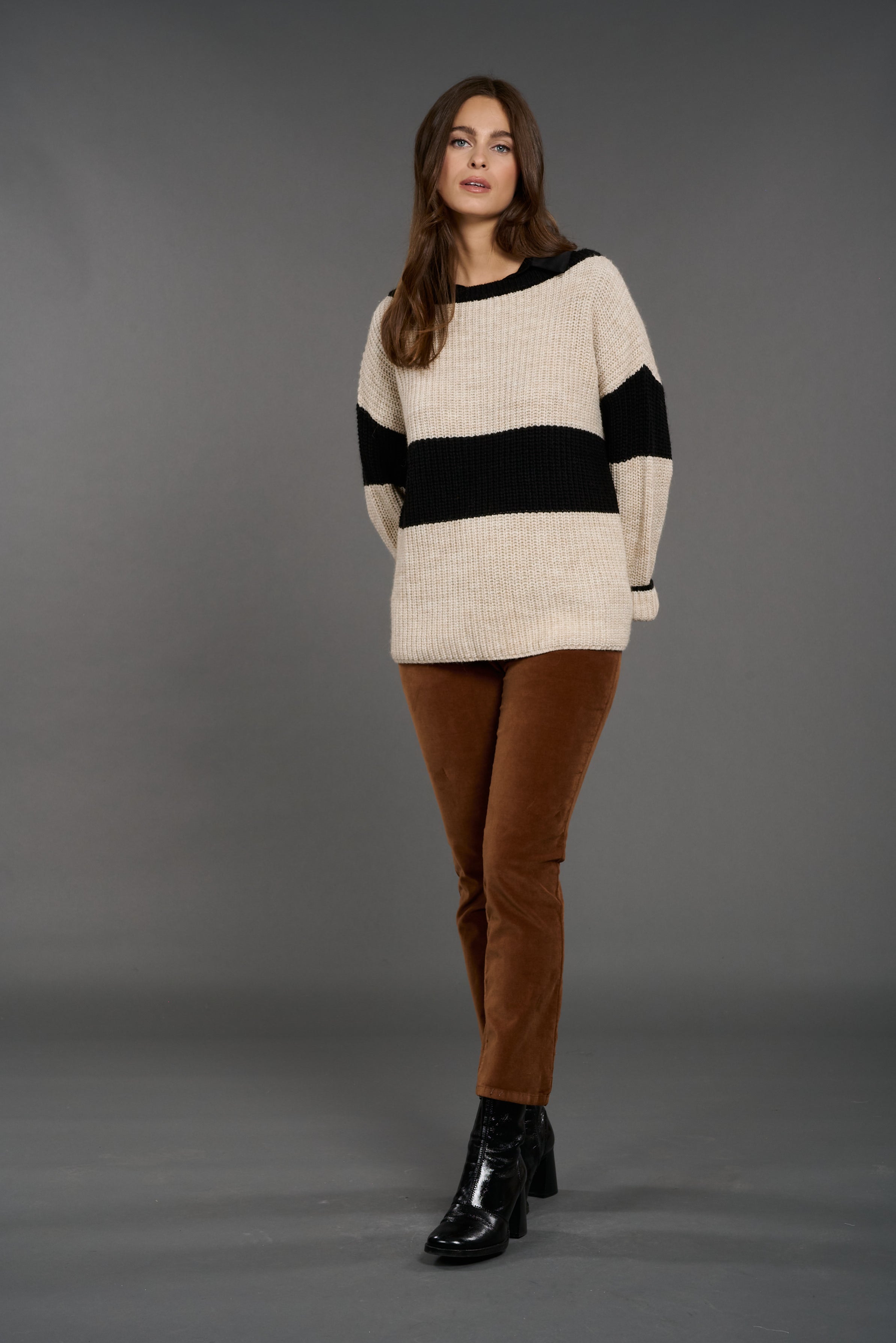 Beige / black sweater