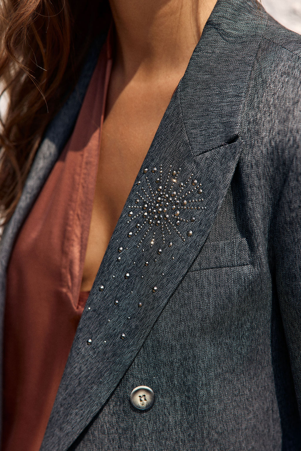 VESTE TAILLEUR AVEC BRODERIE STRASS AU COL