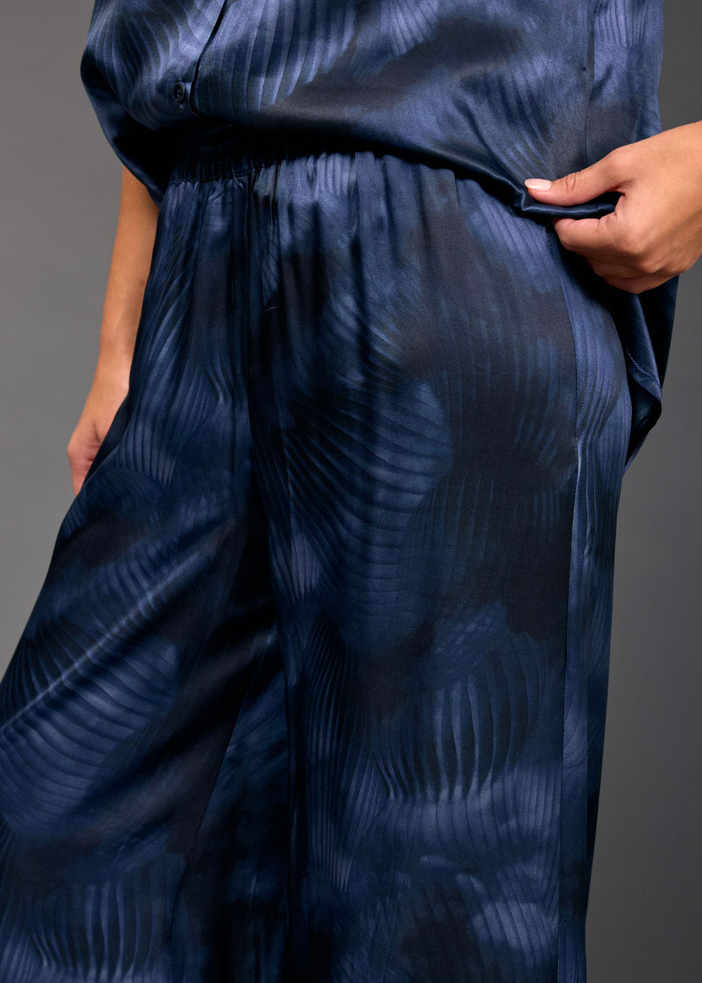 LORINE PRINTED FLUID PANTS