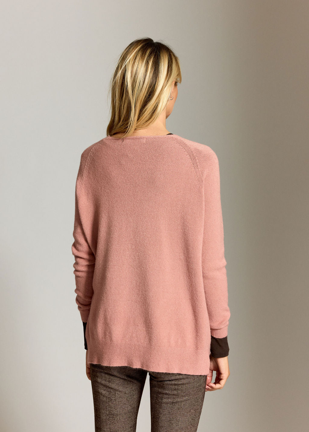 PULL V AVEC NERVURES ELLEN POUDRE