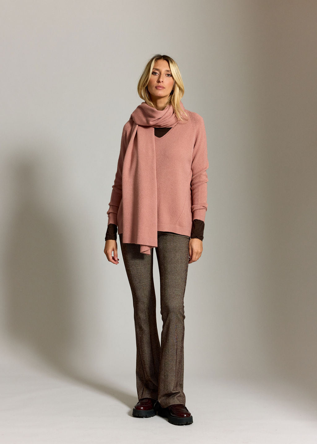 PULL V AVEC NERVURES ELLEN POUDRE