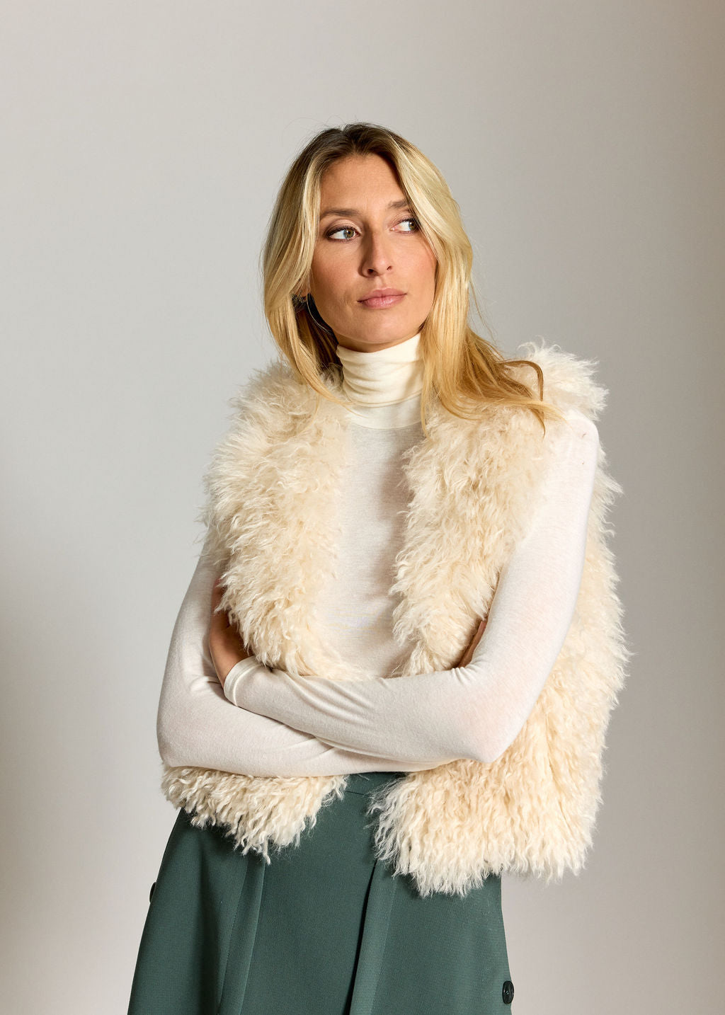 MOCHA SLEEVELESS VEST