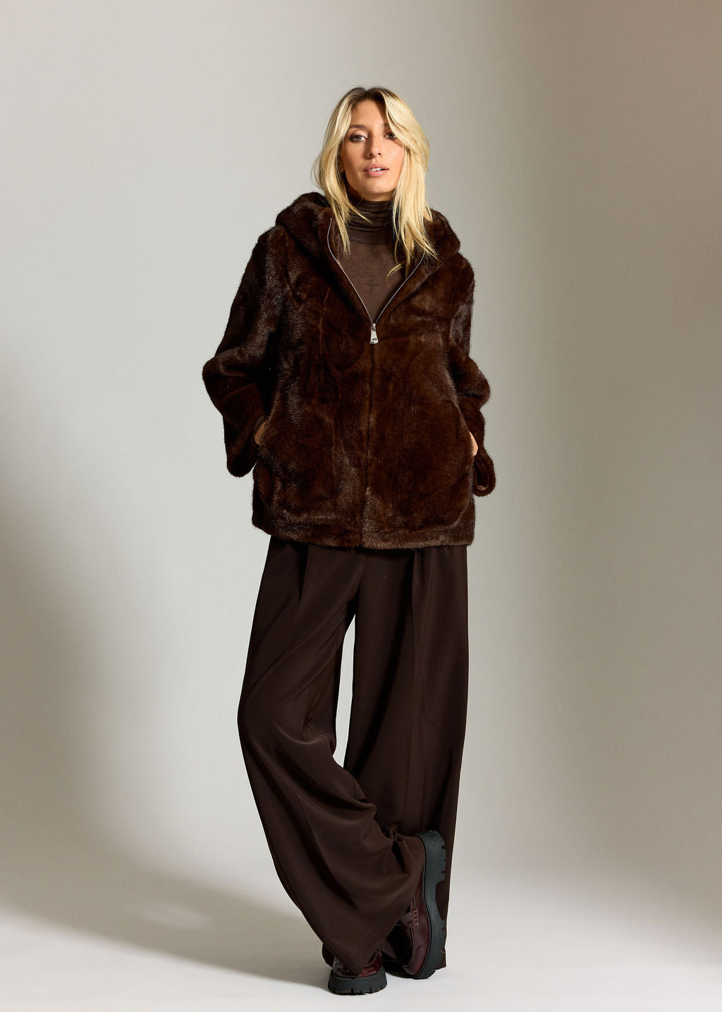 VESTE COURTE A CAPUCHE EN FAUSSE FOURRURE ADI CAFE