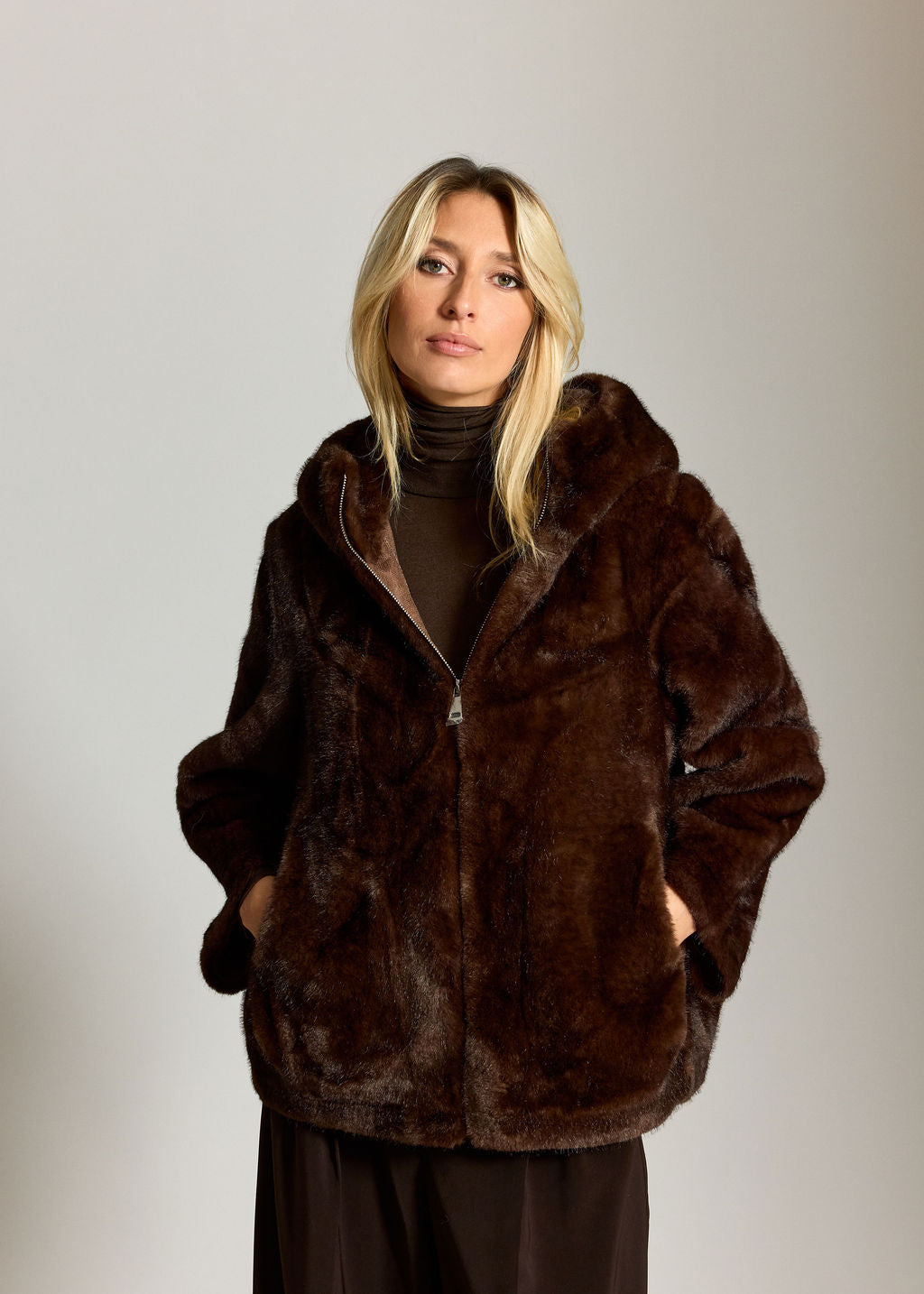 VESTE COURTE A CAPUCHE EN FAUSSE FOURRURE ADI CAFE