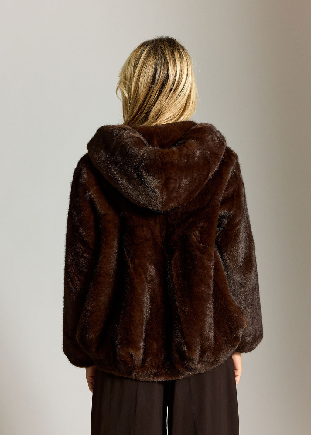 VESTE COURTE A CAPUCHE EN FAUSSE FOURRURE ADI CAFE