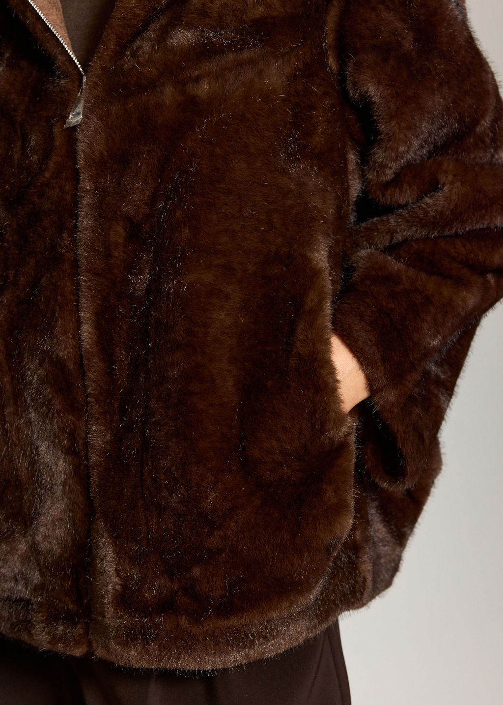 VESTE COURTE A CAPUCHE EN FAUSSE FOURRURE ADI CAFE