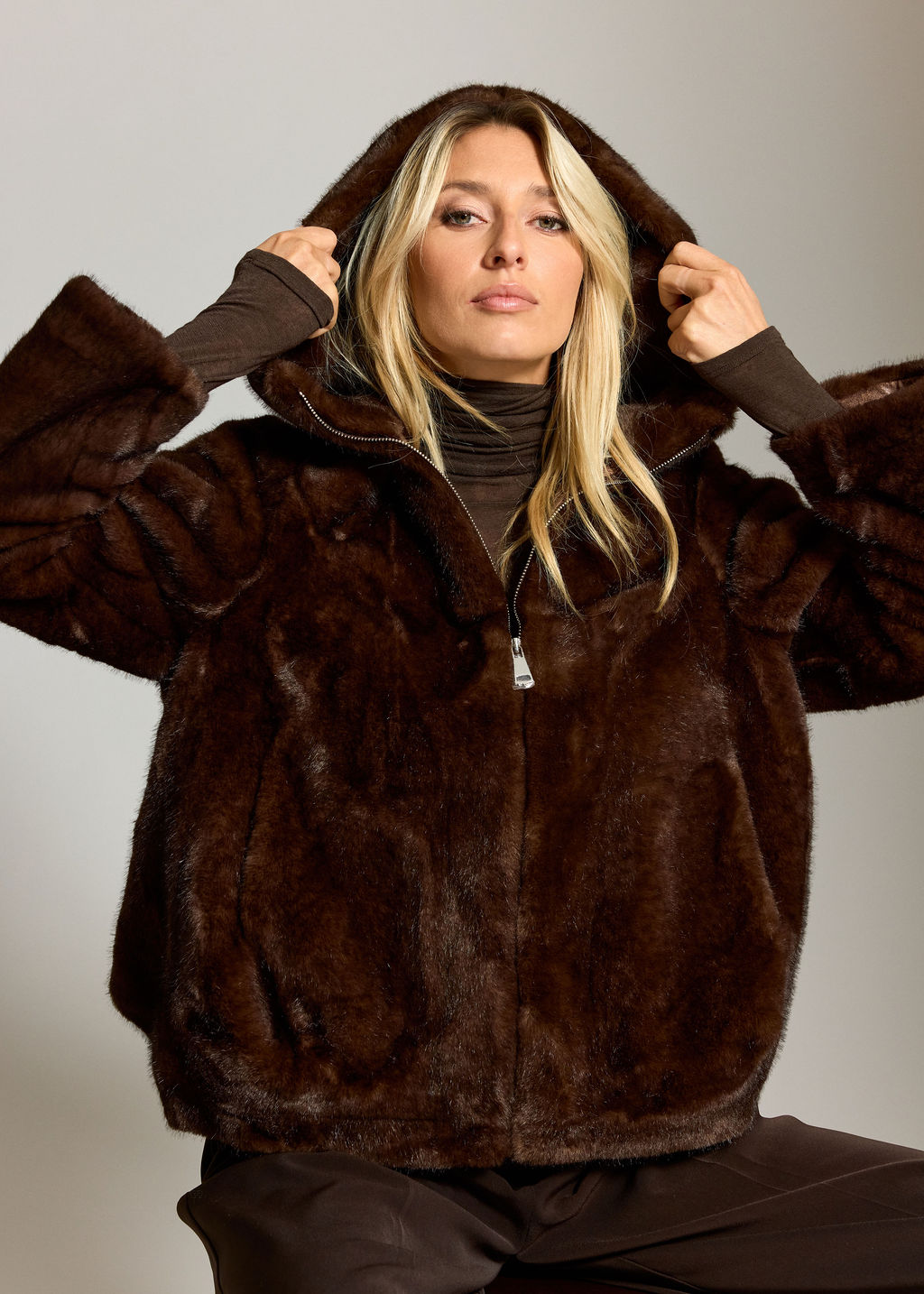 VESTE COURTE A CAPUCHE EN FAUSSE FOURRURE ADI CAFE