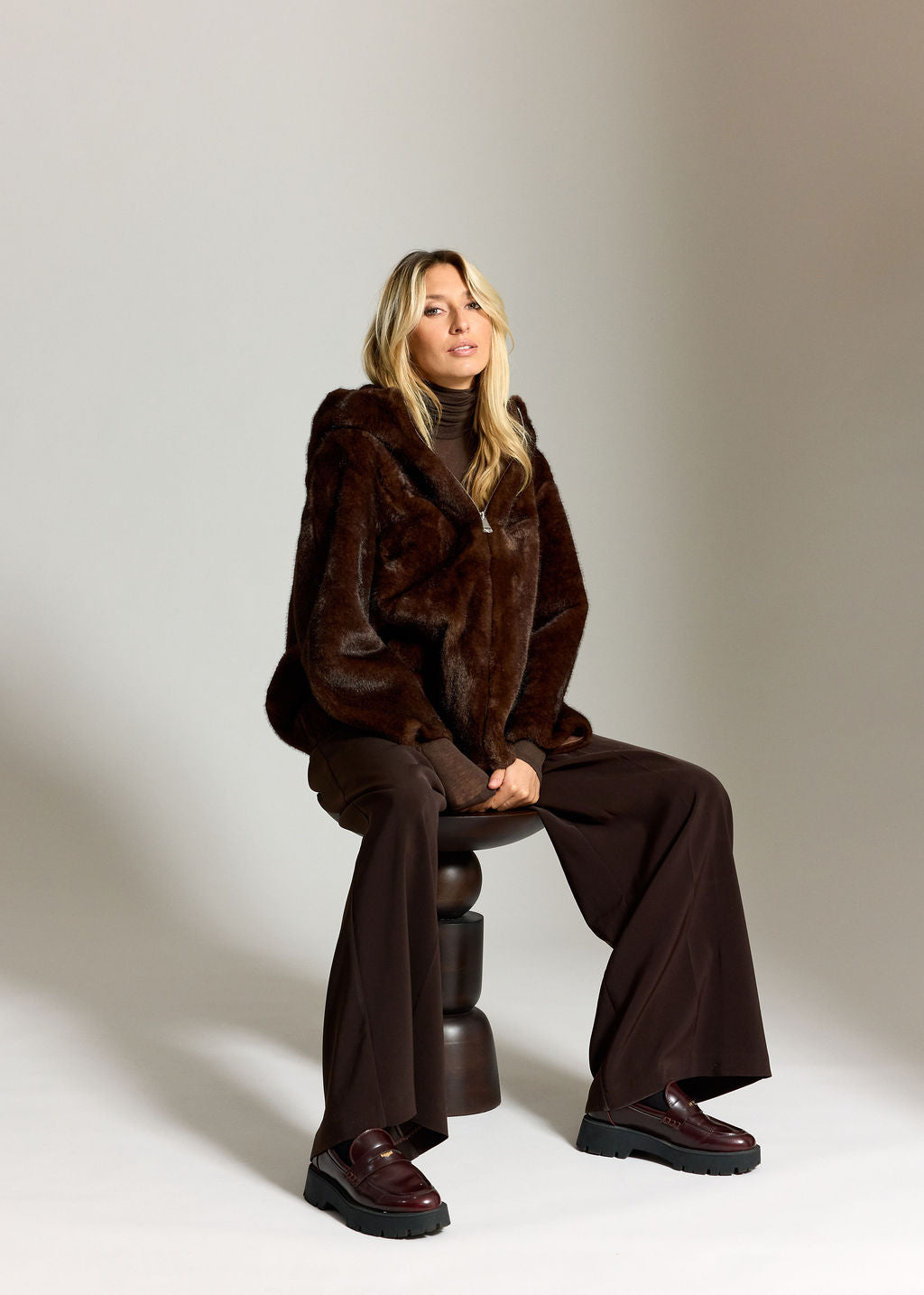 VESTE COURTE A CAPUCHE EN FAUSSE FOURRURE ADI CAFE