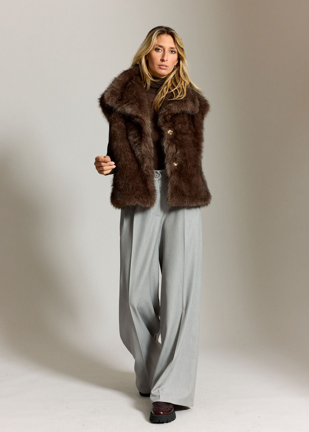 VESTE SANS MANCHES EN FAUSSE FOURRURE LINDA CAFE