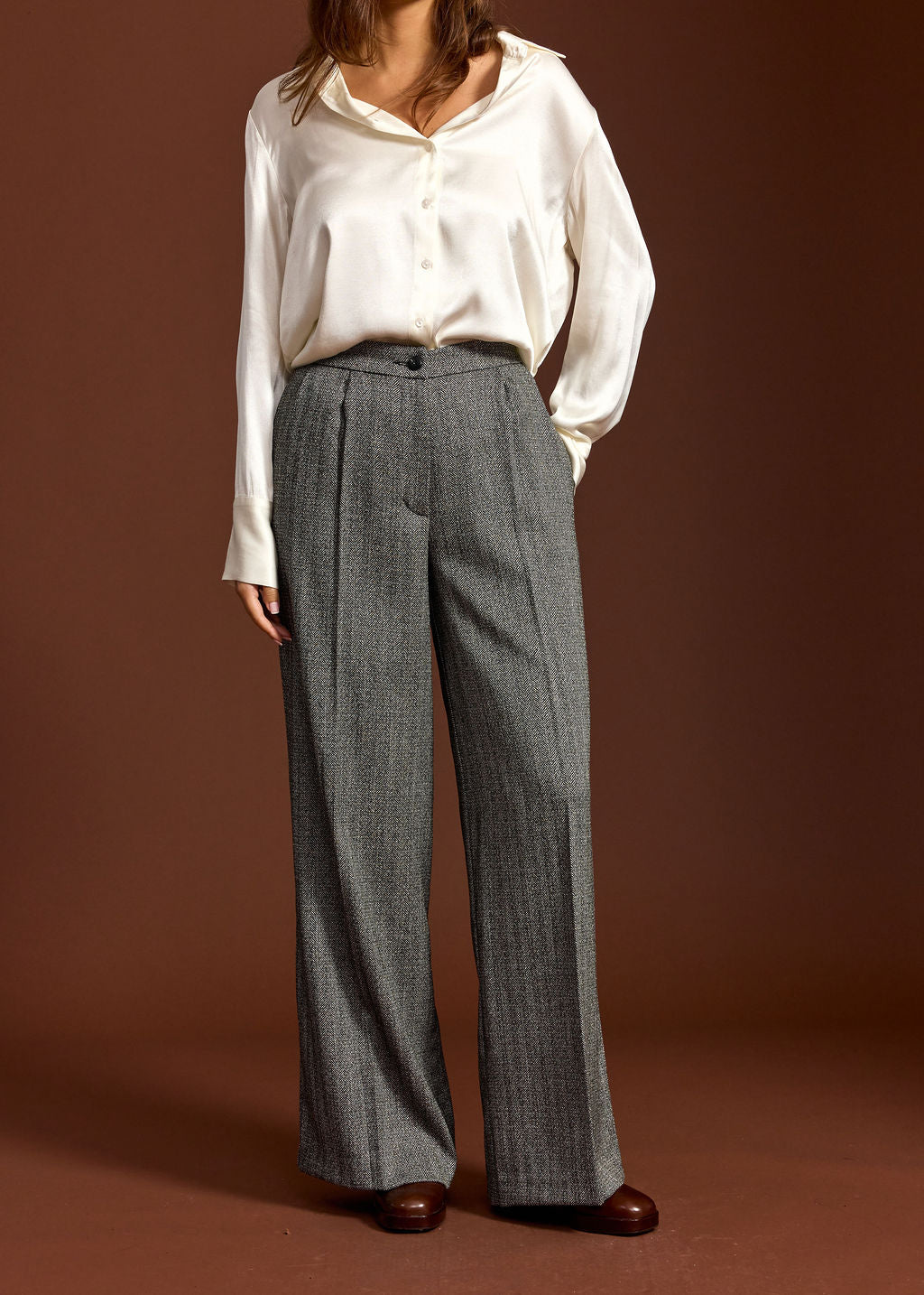 MATTE HERRINGBONE PLEATED PANTS