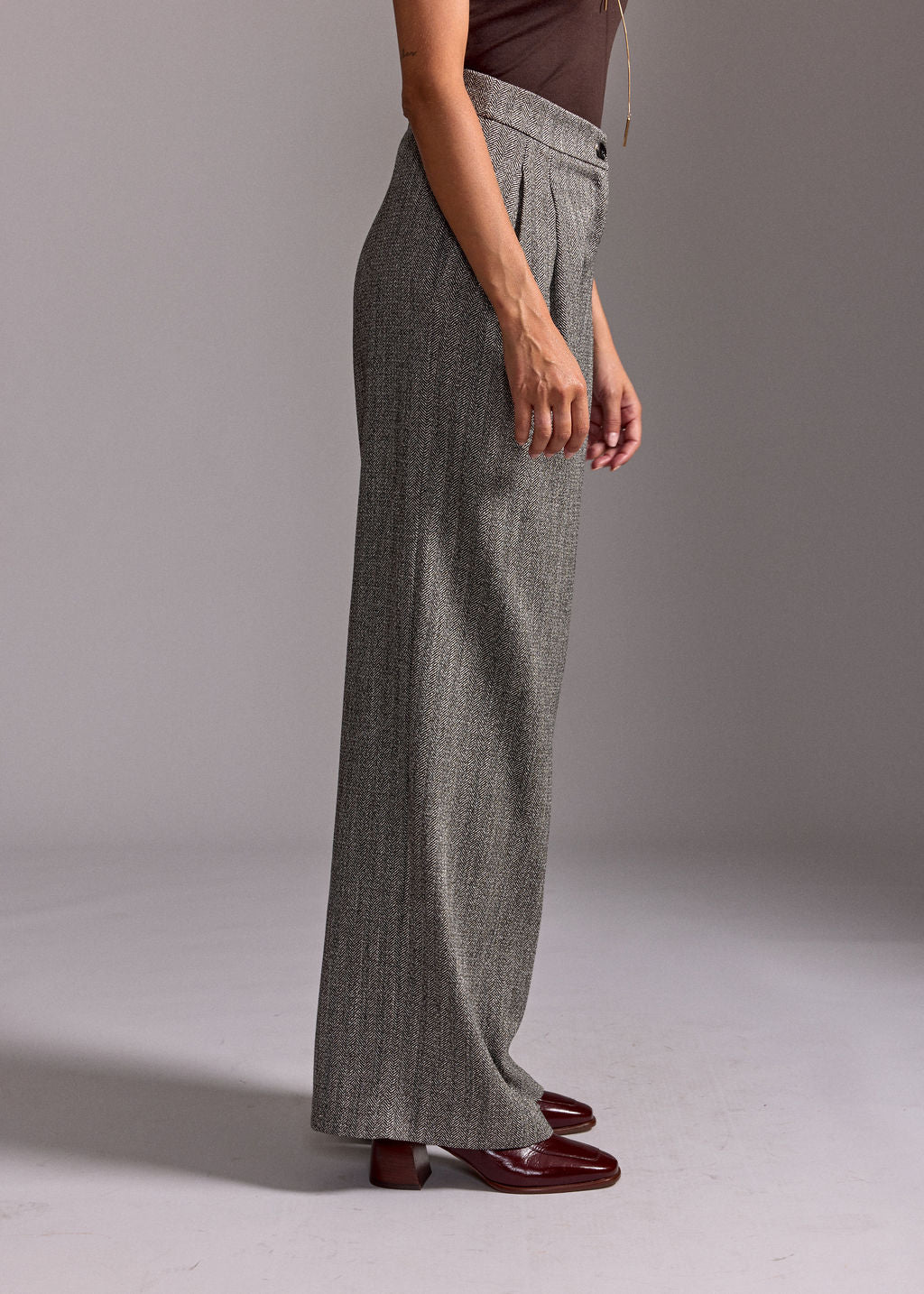 MATTE HERRINGBONE PLEATED PANTS