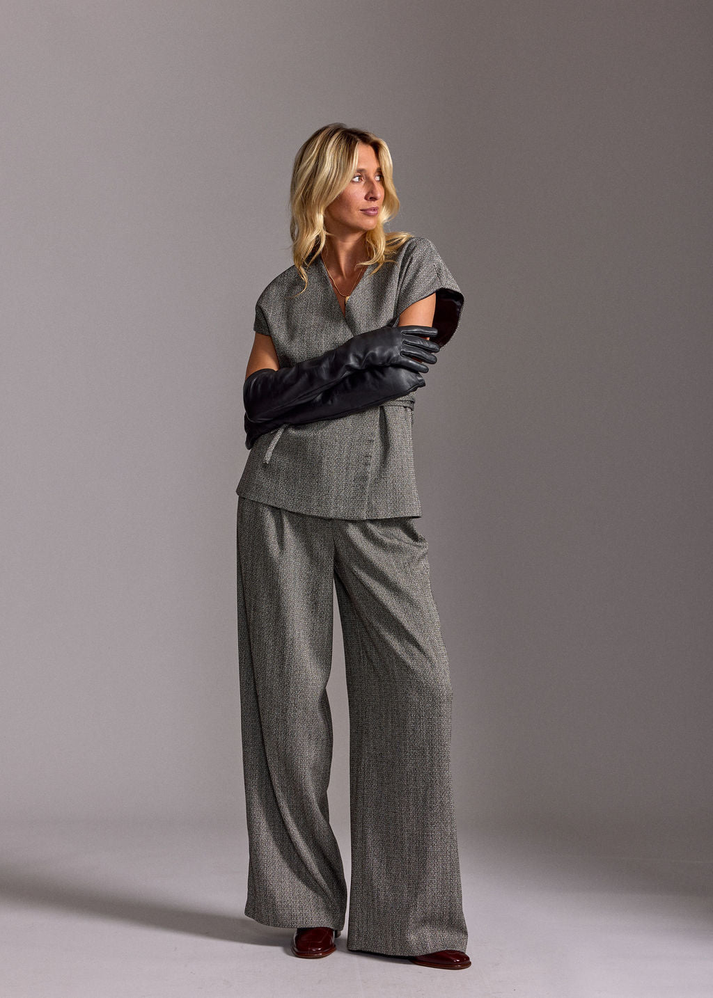 MATTE HERRINGBONE PLEATED PANTS
