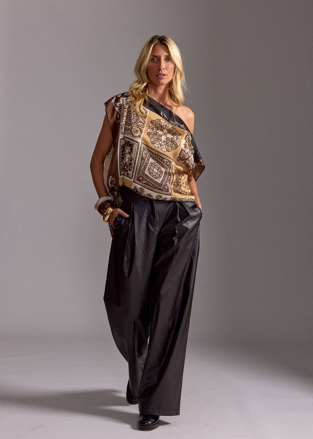 PANTALON FLUIDE EN FAUX CUIR MISHA MARRON