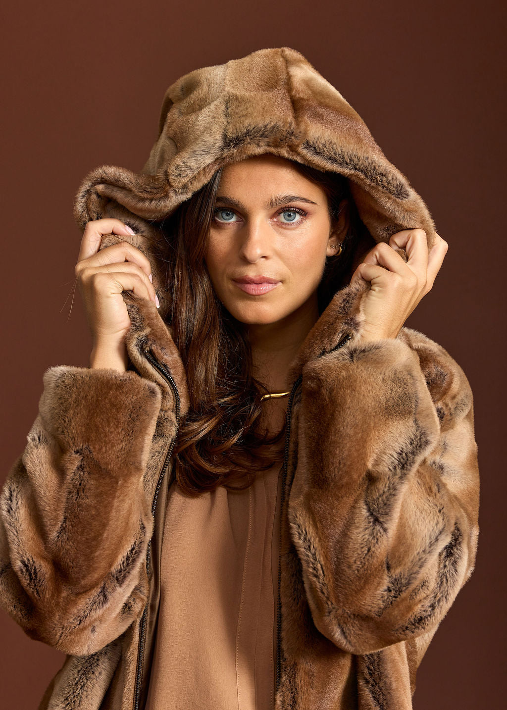 VESTE A CAPUCHE EN FAUSSE FOURRURE POLKI CAMEL