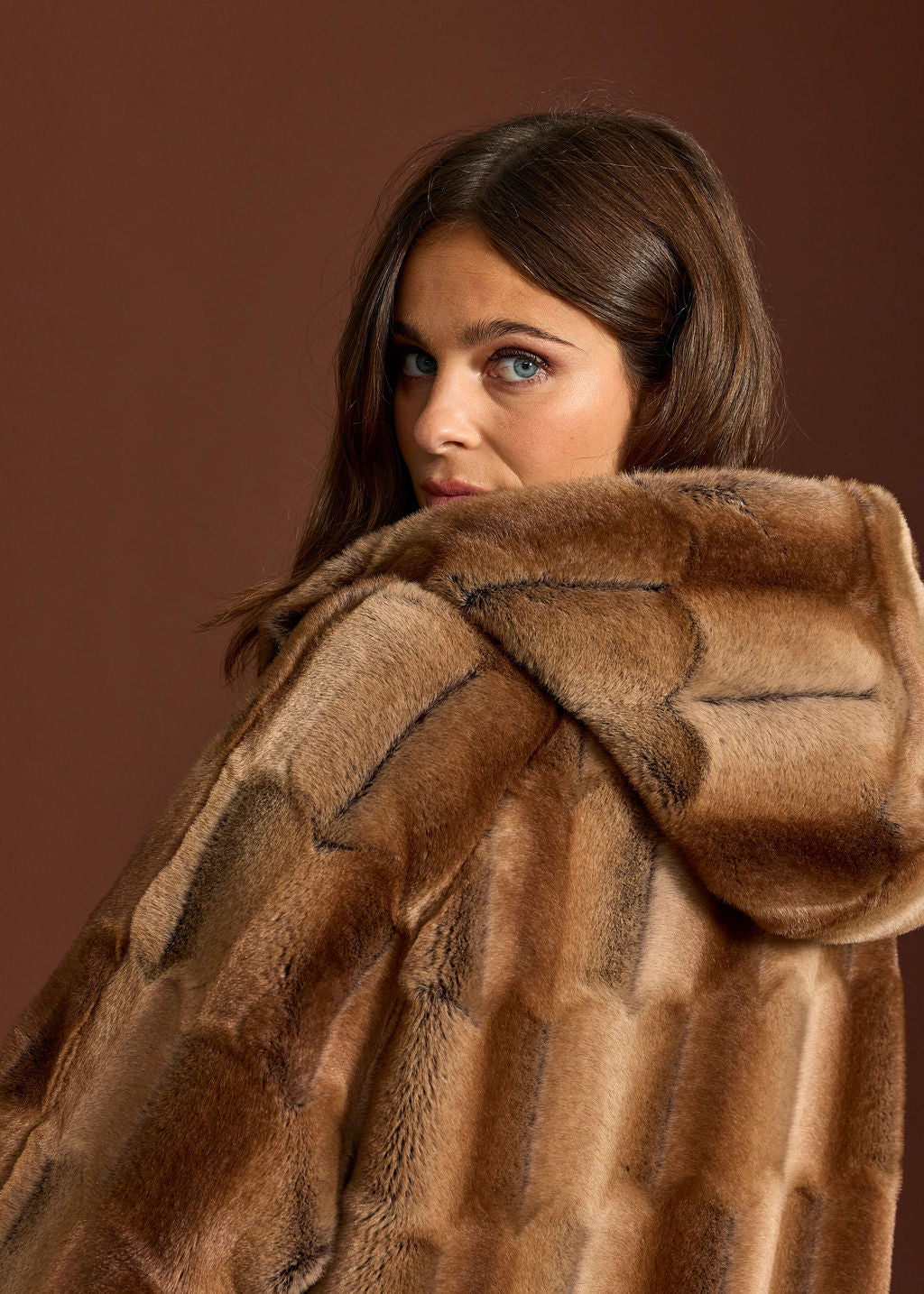 MANTEAU A CAPUCHE EN FAUSSE FOURRURE POLKI CAMEL